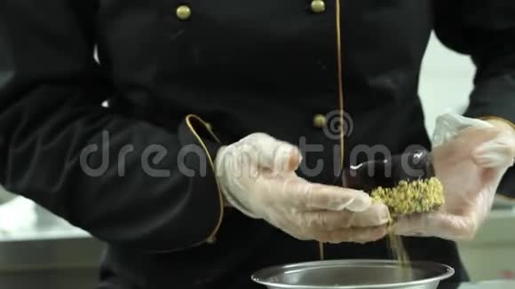 专业糖果师用核桃片装饰单份蛋糕的镜头视频的预览图
