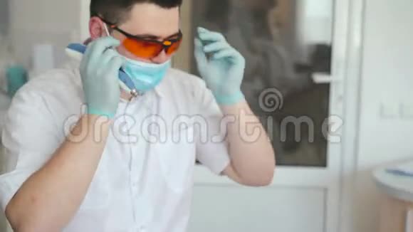 使用牙科紫外线设备进行牙科室内聚合物硬化视频的预览图