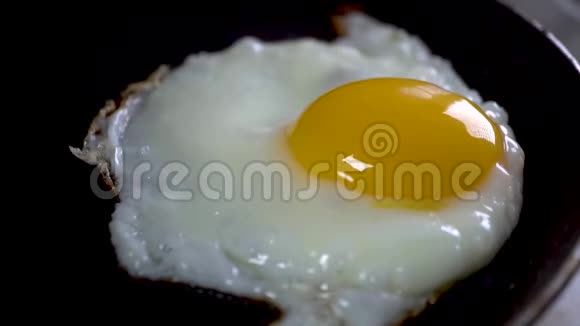 食物厨房早餐热鸡蛋烹饪打破关闭慢动作视频的预览图