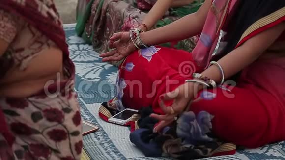 坐在苏哈萨纳的印度女人手上拿着吉安穆德拉和莫比尔视频的预览图