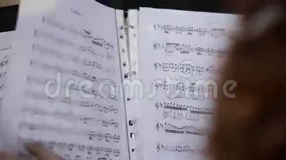 音乐家把音符转换成合适的构图视频的预览图