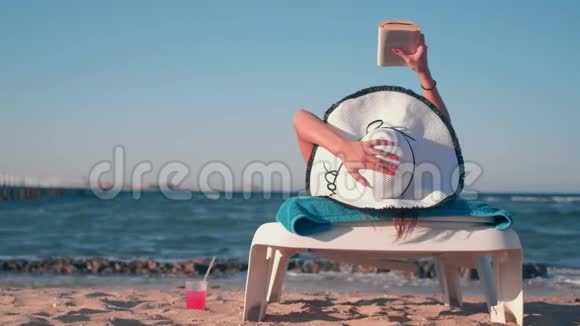 躺在海滩上看书的女孩视频的预览图