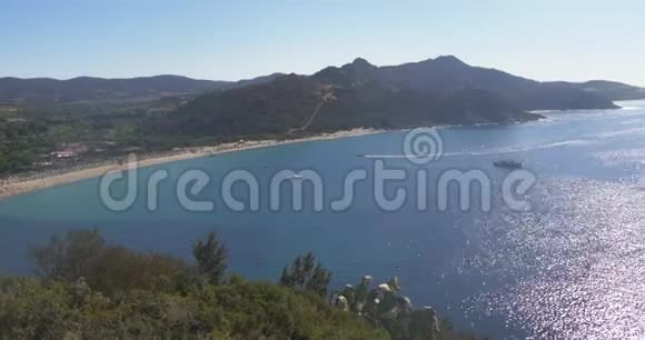 意大利撒丁岛8月12日海岸带美丽的海洋视频的预览图