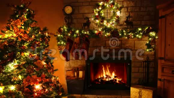 美妙的4k射击柴火火焰燃烧壁炉环在舒适的节日圣诞树新年装饰诺尔房视频的预览图