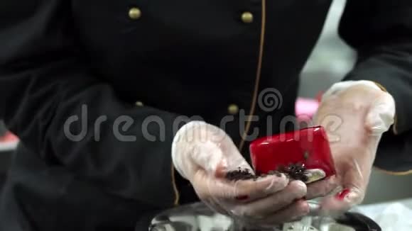 一个糖果师用巧克力片装饰几个单份蛋糕的边缘视频的预览图