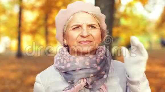 快乐的老人沿着秋公园散步视频的预览图