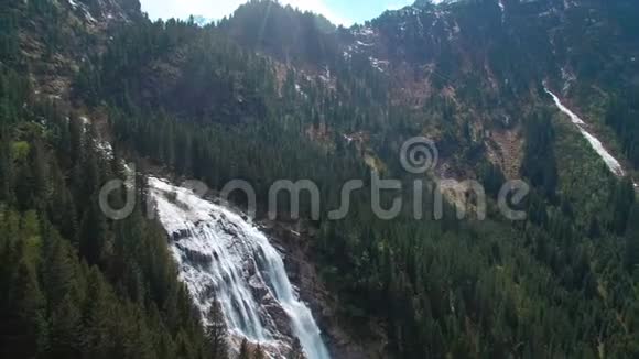 奥地利松林瀑布的空中全景山上有阳光视频的预览图