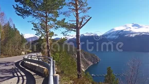 挪威峡湾全景后面是雪山视频的预览图