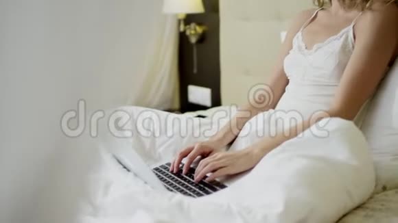 早上在床上用笔记本电脑工作的女人视频的预览图