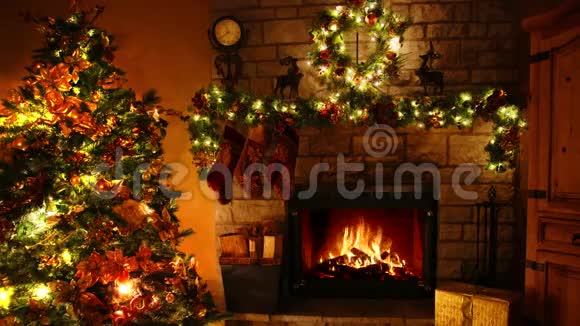 令人印象深刻的4k射柴火火焰燃烧壁炉循环在舒适的节日圣诞树新年装饰诺尔房视频的预览图