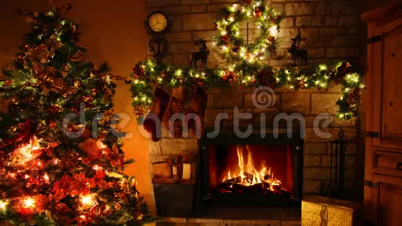 在舒适喜庆的圣诞树新年装饰诺尔房里用4k的柴火火焰燃烧的壁炉循环视频的预览图