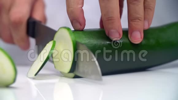 厨师把黄瓜切在白色的表面上A视频的预览图
