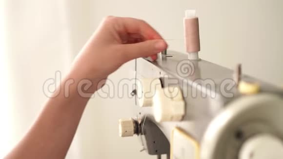 在家工作年轻的金发女人在明亮的房间里用打字机缝衣服视频的预览图