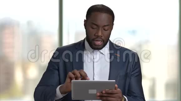 在商务会议上带平板电脑的非洲黑人视频的预览图