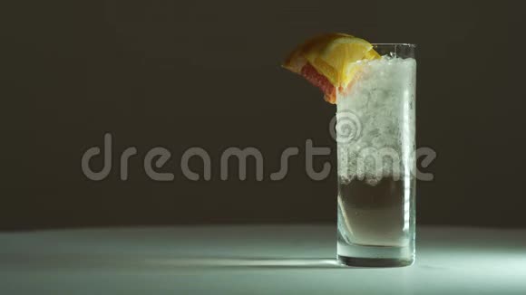 加冰柠檬橘子和葡萄柚的透明鸡尾酒视频的预览图