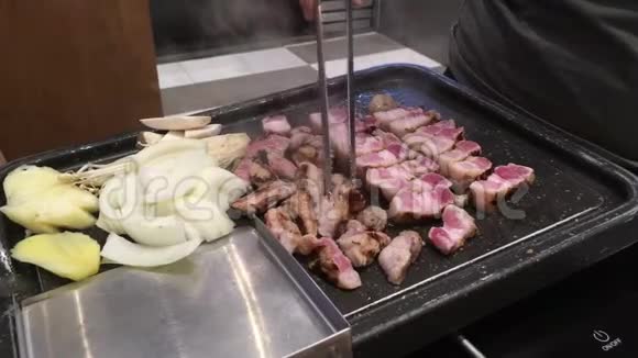 贴身女人用手在锅上烤猪肉视频的预览图