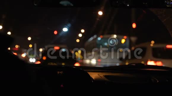 晚上开车带着摄像机视频的预览图