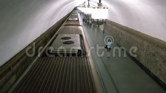 莫斯科俄罗斯2018年9月地铁列车平台上的人地下公共交通城市概念视频的预览图