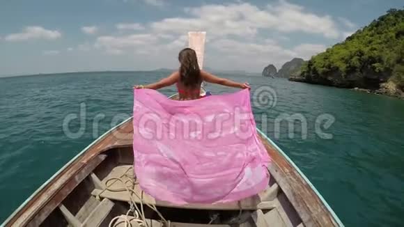 美丽的女人坐在泰国的船鼻动作镜头POV举起手背年轻女孩的后景视频的预览图