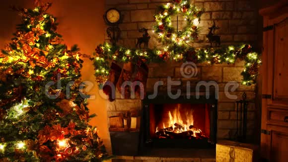 华丽的4k柴火火焰燃烧的壁炉环在舒适的节日圣诞树新年装饰诺尔房视频的预览图