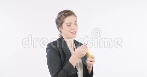 女人在白色的工作室里吃香蕉视频的预览图