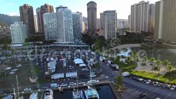 在大型现代度假建筑城市中在巨大的城市豪华游艇船港湾港口上空进行4k空中无人机飞行视频的预览图