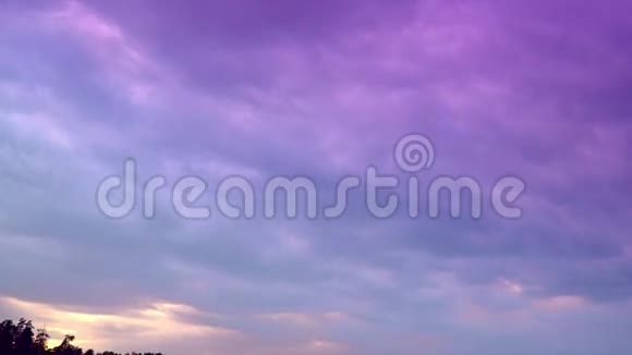 淡紫色衰落的海滩海边海滩上美丽的天空视频的预览图