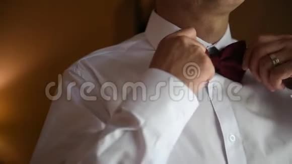 婚礼前新郎的礼服和礼服视频的预览图