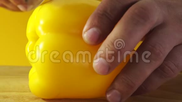 男人手在切甜的黄铃椒视频的预览图
