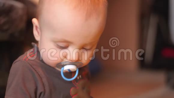 一个可爱的小宝宝正看着相机不高兴灰色的大眼睛愤怒地看着相机开始了视频的预览图