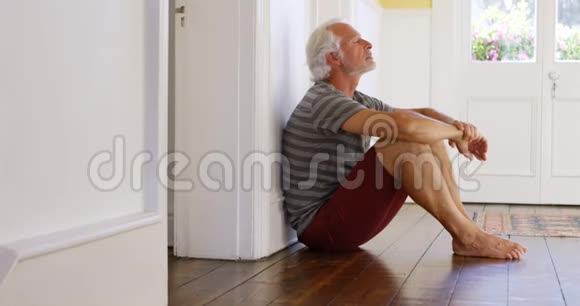 坐在家里地板上的老人视频的预览图