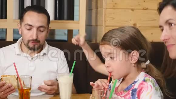 一家四口在咖啡馆里一起吃披萨露出手指视频的预览图