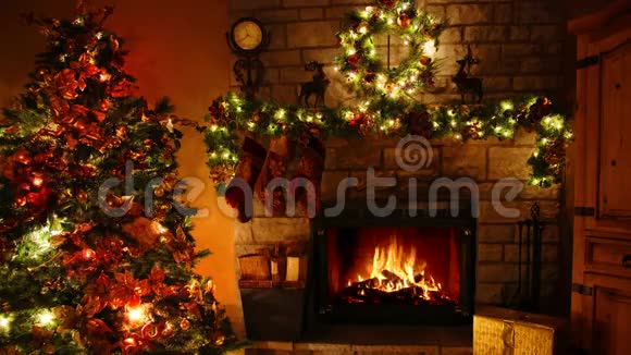 在舒适可爱的圣诞树新年装饰诺尔房里4k射出了一个巨大的木柴火焰燃烧的壁炉回路视频的预览图