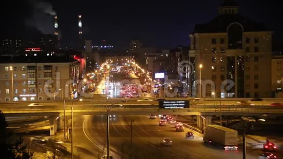 一座城市的灯光和汽车骑在道路和桥梁上夜晚的灯光视频的预览图