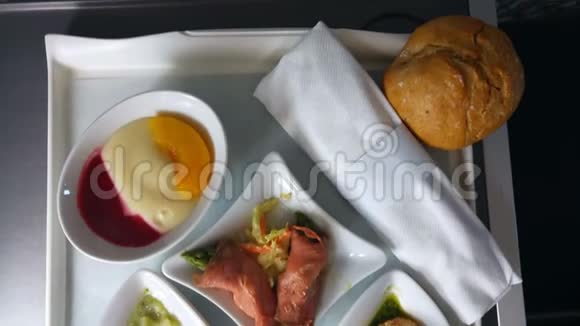 航空公司旅行的午餐视频的预览图