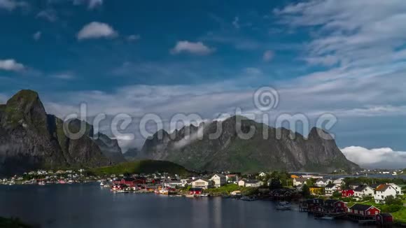 挪威传统的小村庄上空的时移云层视频的预览图