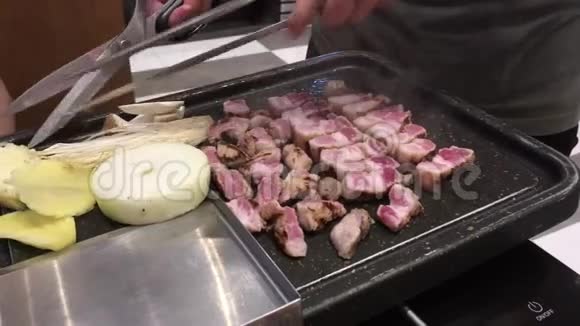 贴身女人用手在锅上烤猪肉视频的预览图