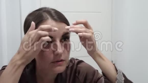 女性洗搓涂奶油脸上长痘视频的预览图