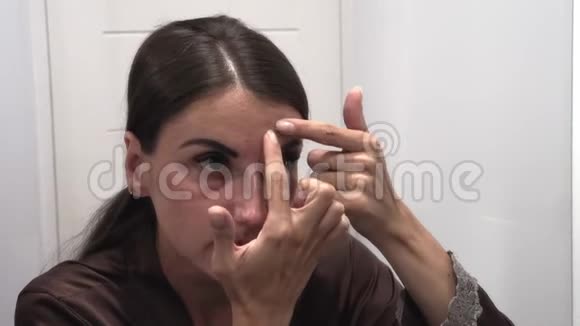 女性洗搓涂奶油脸上长痘视频的预览图