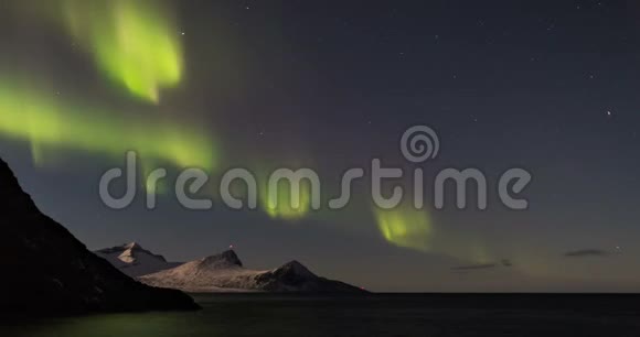 北极光挪威洛福滕上空夜空中壮观的北极光活动视频的预览图