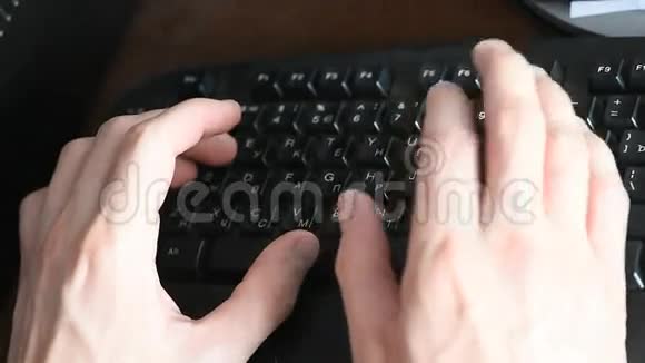 在键盘上打字视频的预览图