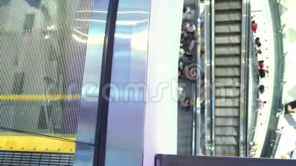 现代商场的长扶梯背景模糊视频的预览图