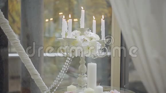 装饰婚礼有燃烧蜡烛的烛台古代蜡烛烛台视频的预览图