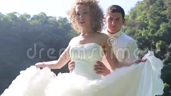 欧洲新娘跳舞在红树林上挥舞婚纱视频的预览图