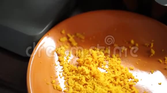 橘皮烤制硅胶厨房机器混合配料视频的预览图