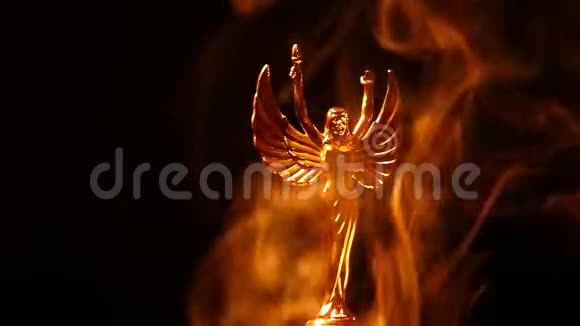 天使雕像吸烟黑暗背景高清镜头视频的预览图