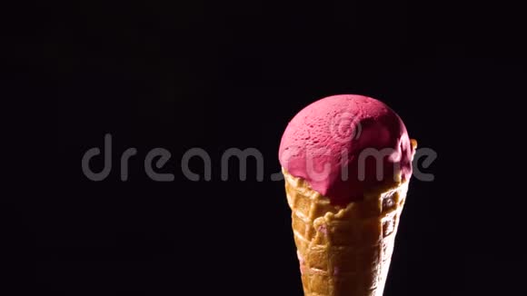 在华夫饼锥中旋转草莓冰淇淋视频的预览图