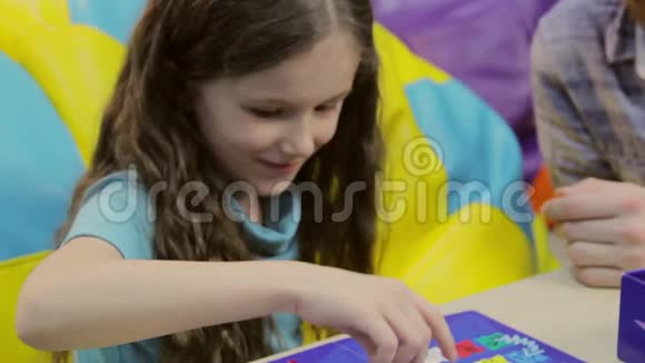 兴奋的孩子玩棋盘游戏学习过程教养视频的预览图