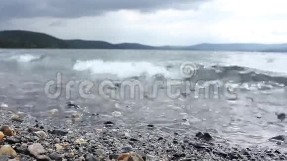 湖和卵石视频的预览图