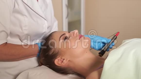 美容师的女人医生使用微针中间治疗滚筒视频的预览图